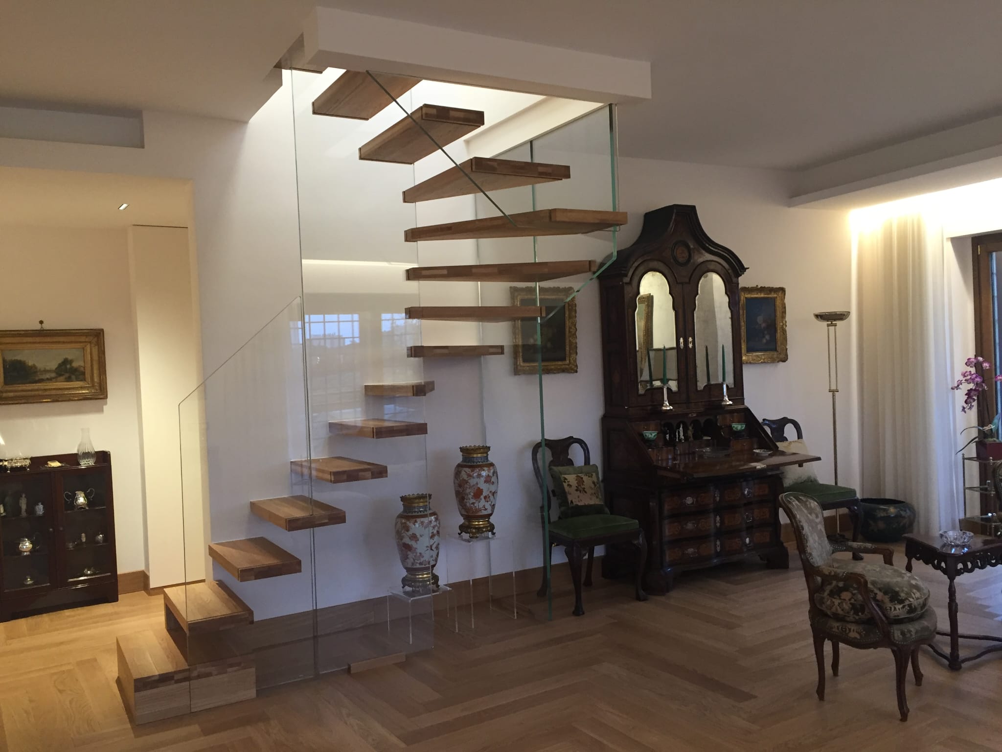 Escalera Glam de cristal con pelda&ntilde;os flotantes de Enesca