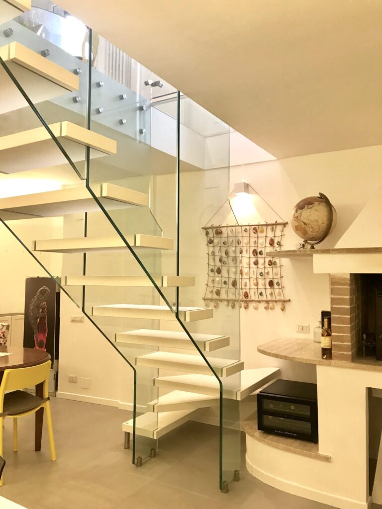 Escalera recta Glam de cristal de Enesca