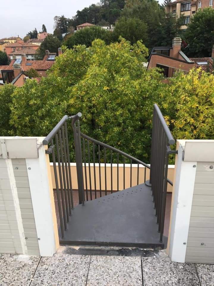 Escalera con chapa de acero de Enesca
