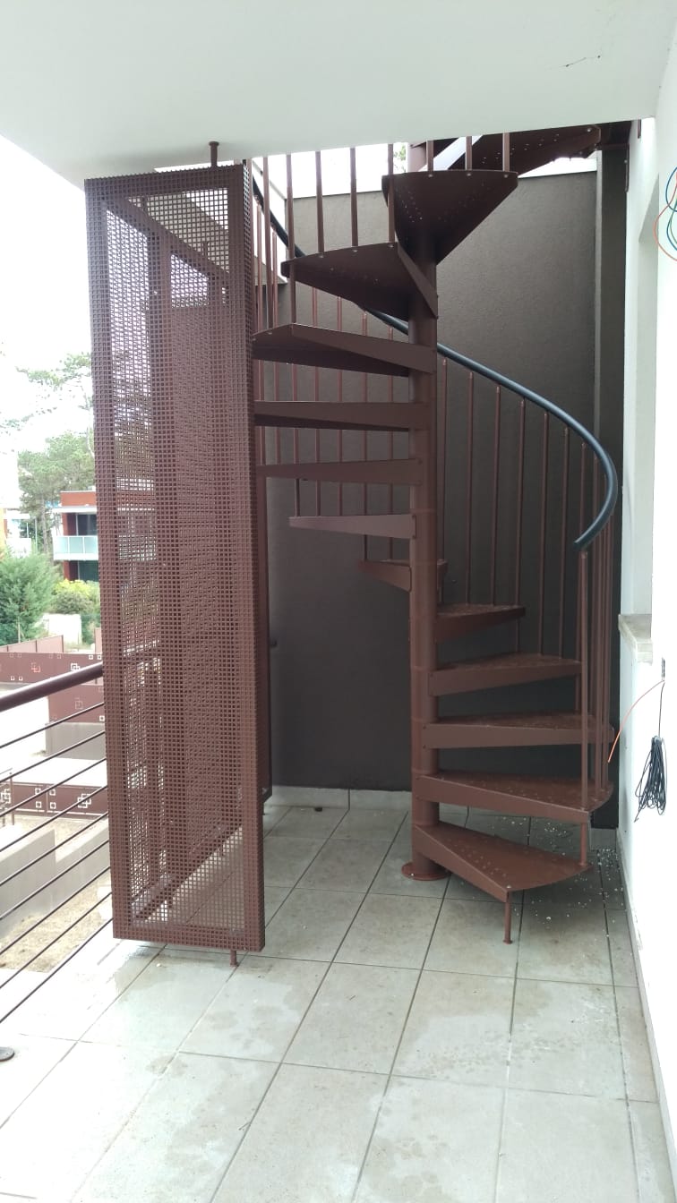 Escalera de caracol recubierta de acero de Enesca