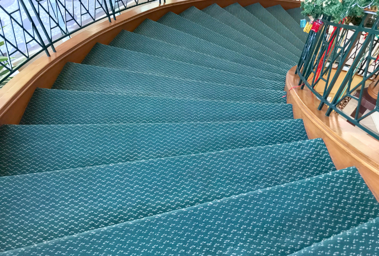 Alfombra para escaleras de caracol de color verde de Enesca