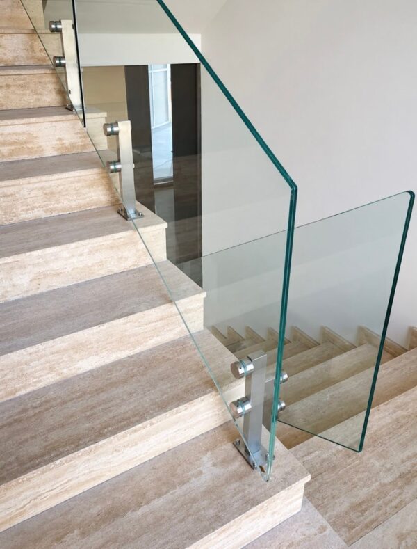 Detalle de montantes y botones de fijación del cristal en la barandilla T11