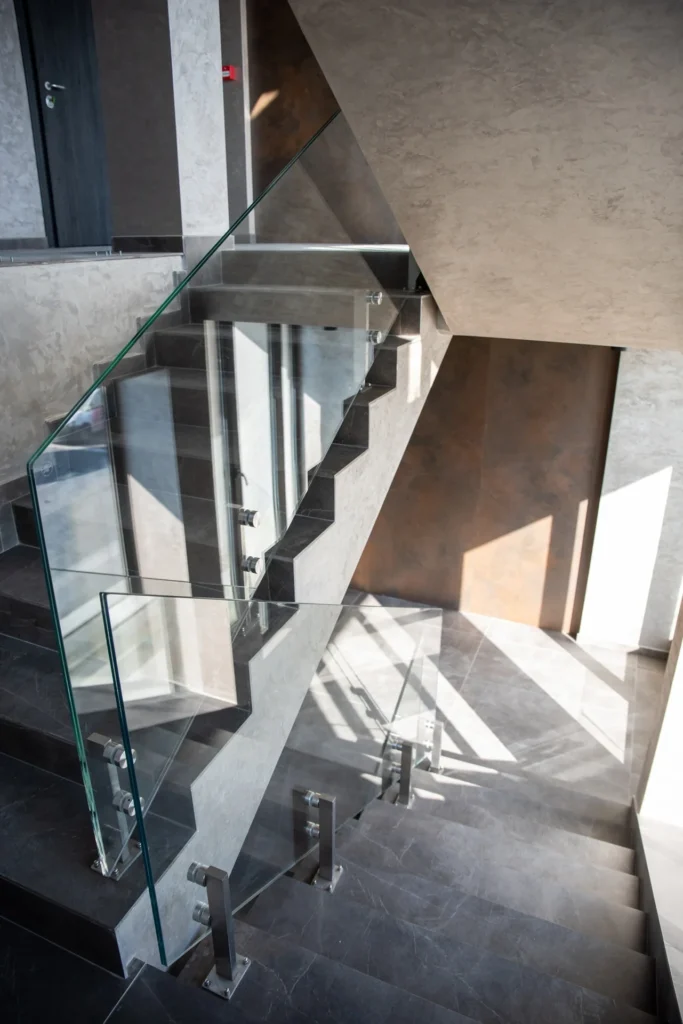 Barandilla T11 de cristal con montantes en una escalera interior